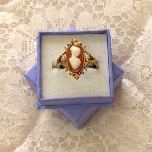 Avon Jewelry - VTG Women’s Avon Pearl Cameo Adjustable Vintage Gold Tone Ring Size 7 or 8